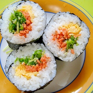 鮭フレークと豆苗たまごの巻き寿司